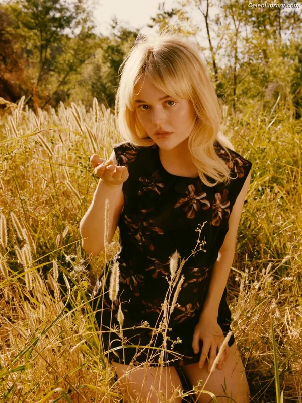 Emily Alyn Lind photo 19 of 325