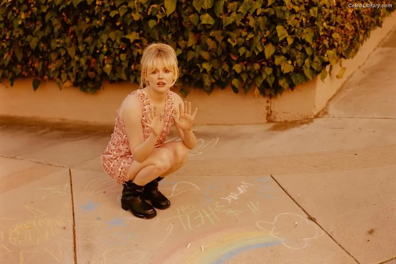 Emily Alyn Lind photo 21 of 325