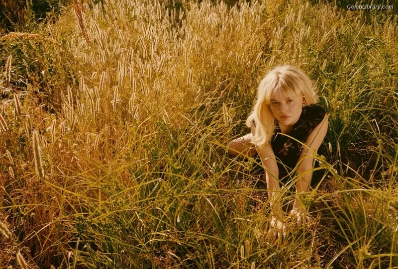 Emily Alyn Lind photo 22 of 325