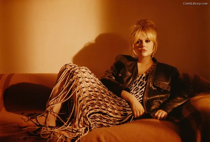 Emily Alyn Lind photo 23 of 325
