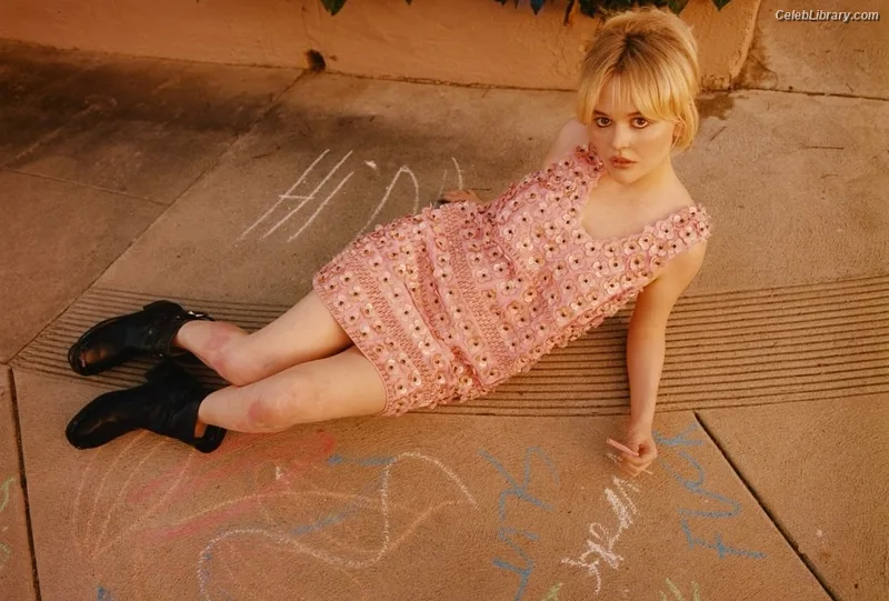 Emily Alyn Lind photo 24 of 325