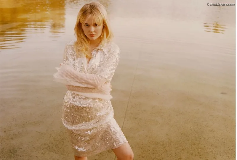 Emily Alyn Lind photo 2 of 325