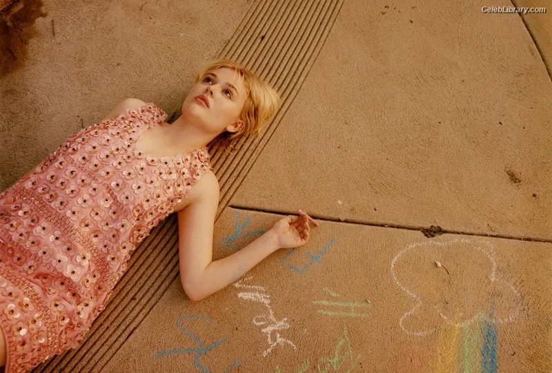 Emily Alyn Lind photo 3 of 325