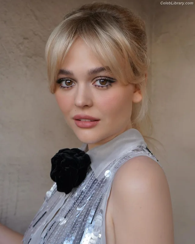 Emily Alyn Lind photo 6 of 325