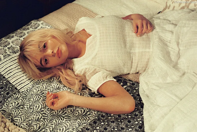 Emily Alyn Lind photo 12 of 325