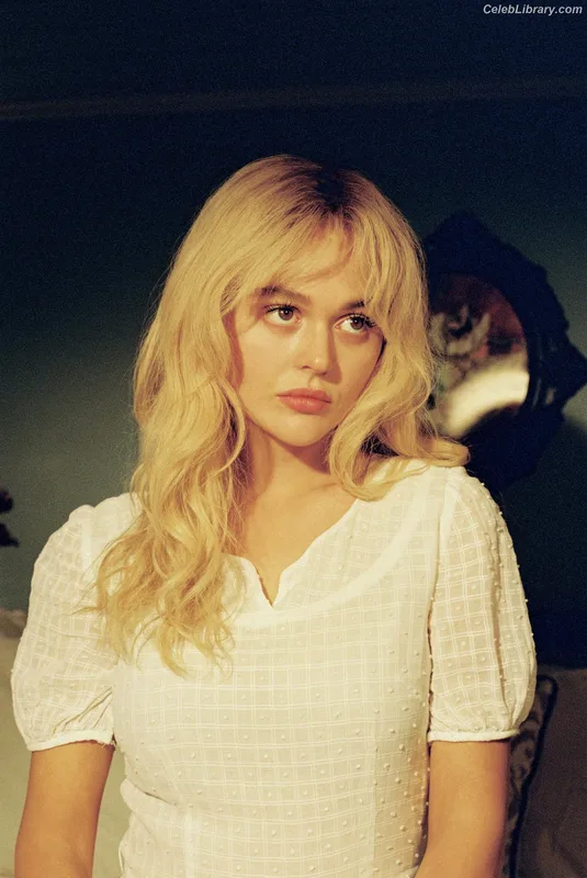 Emily Alyn Lind photo 14 of 325