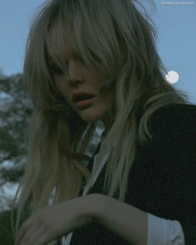 Emily Alyn Lind photo 16 of 325