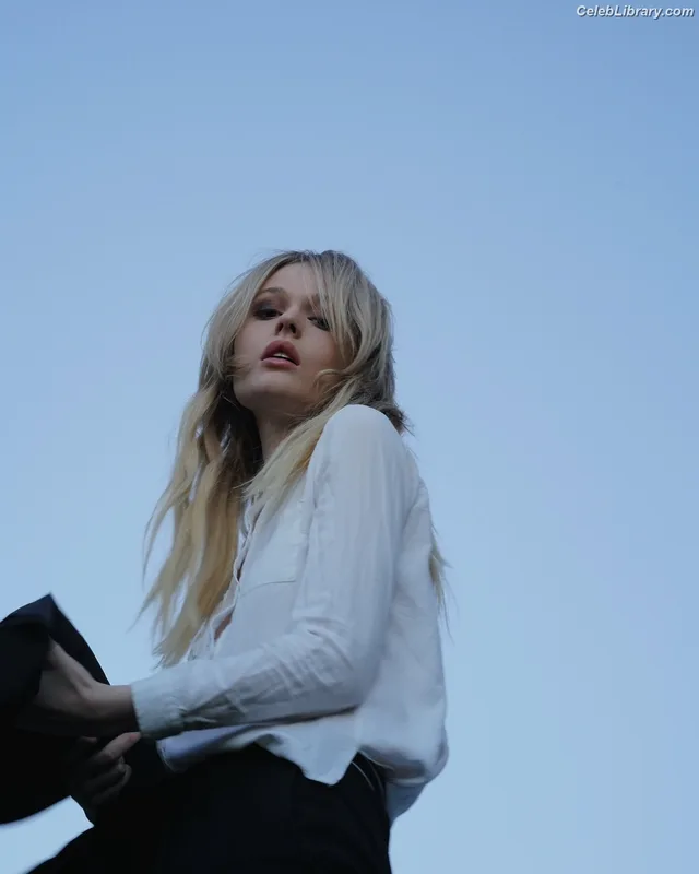 Emily Alyn Lind photo 17 of 325