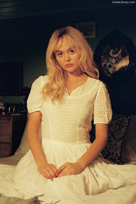 Emily Alyn Lind photo 19 of 325