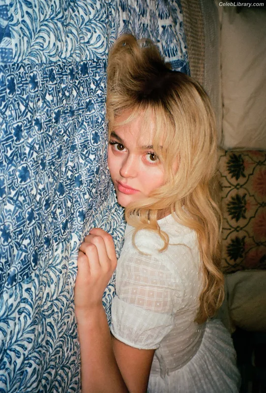 Emily Alyn Lind photo 21 of 325