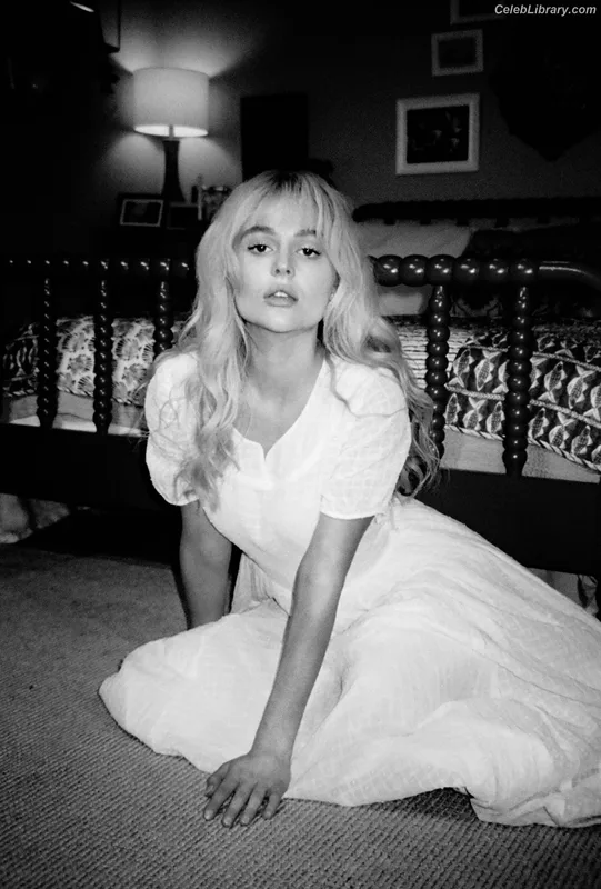 Emily Alyn Lind photo 23 of 325