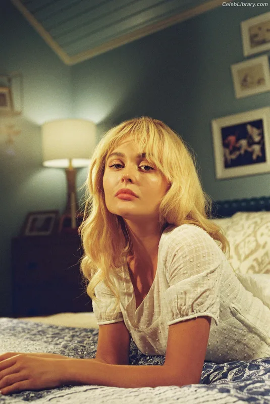 Emily Alyn Lind photo 2 of 325