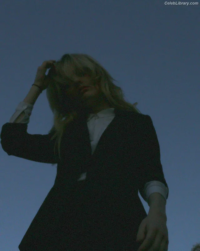 Emily Alyn Lind photo 3 of 325