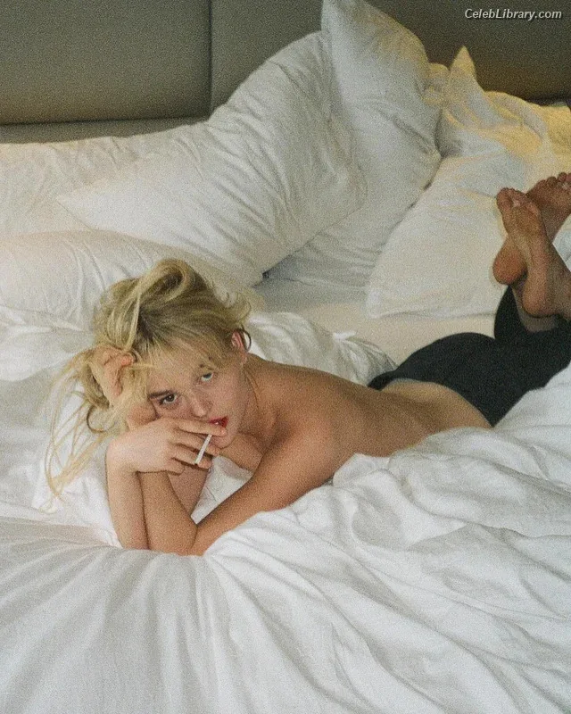 Emily Alyn Lind photo 6 of 325