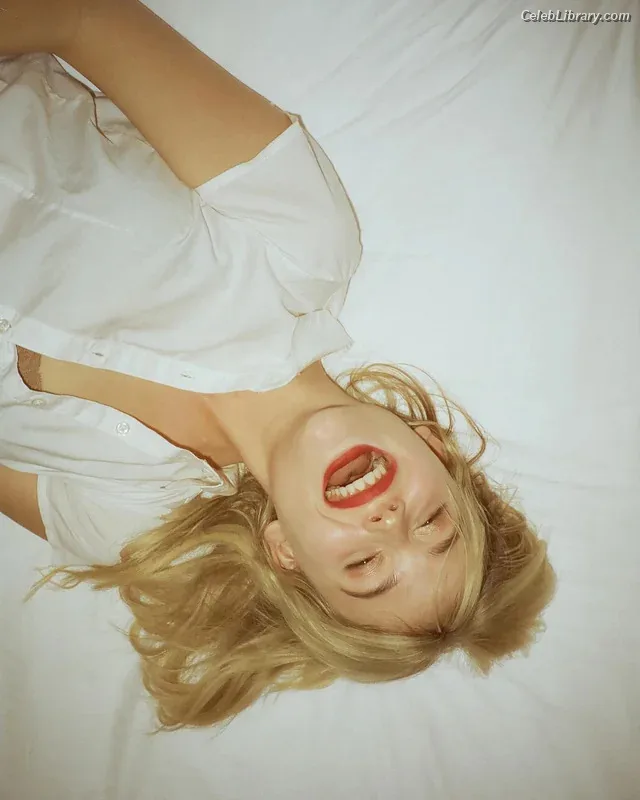 Emily Alyn Lind photo 9 of 325