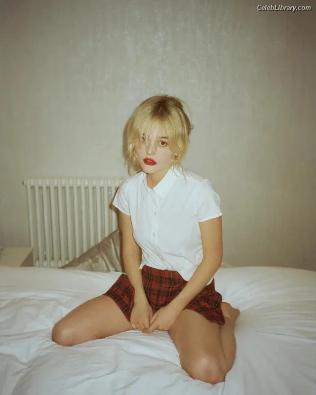 Emily Alyn Lind photo 11 of 325