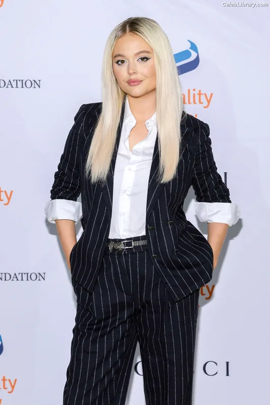 Emily Alyn Lind photo 12 of 325