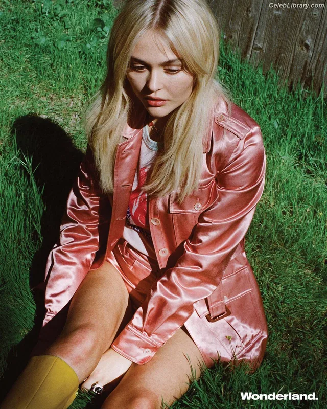 Emily Alyn Lind photo 13 of 325