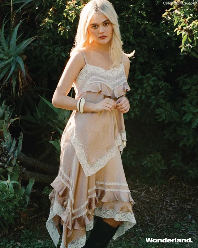 Emily Alyn Lind photo 5 of 325