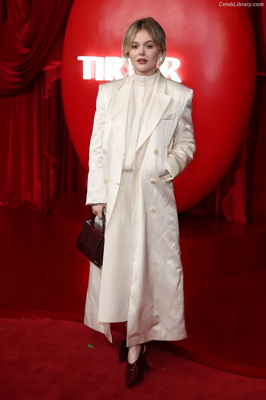 Emily Alyn Lind photo 1 of 325