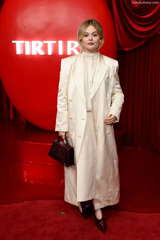 Emily Alyn Lind photo 16 of 325