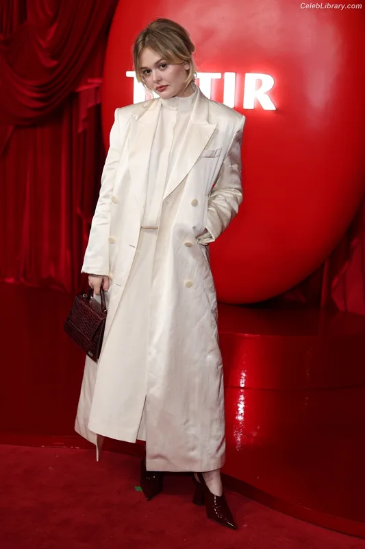 Emily Alyn Lind photo 17 of 325
