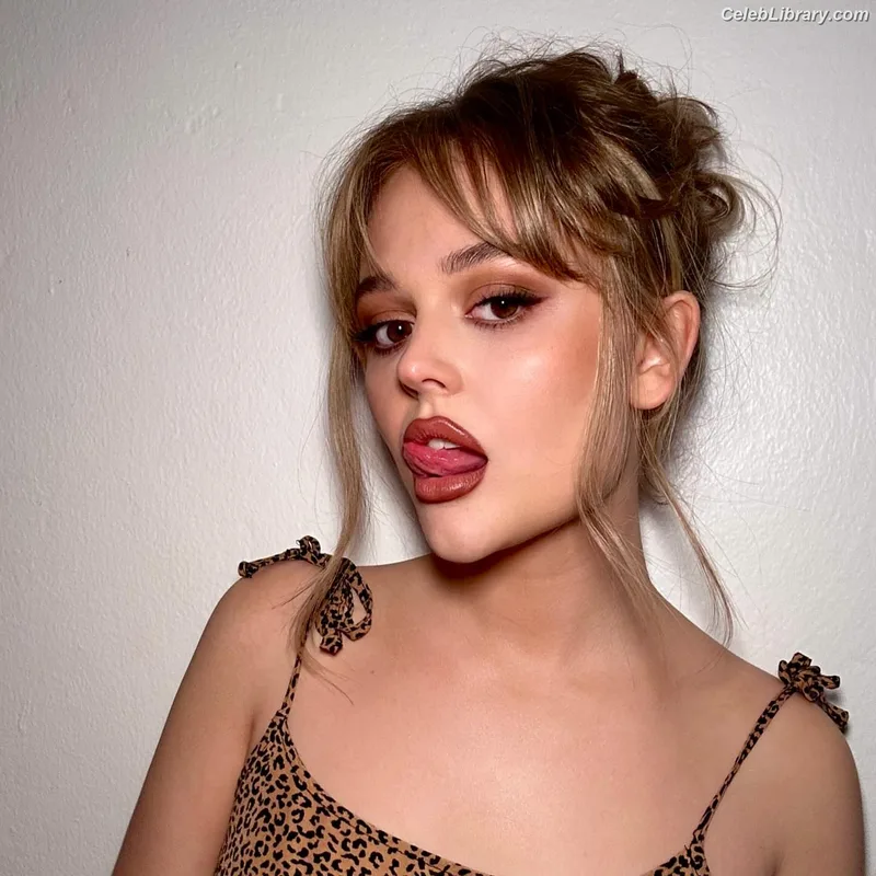 Emily Alyn Lind photo 23 of 325