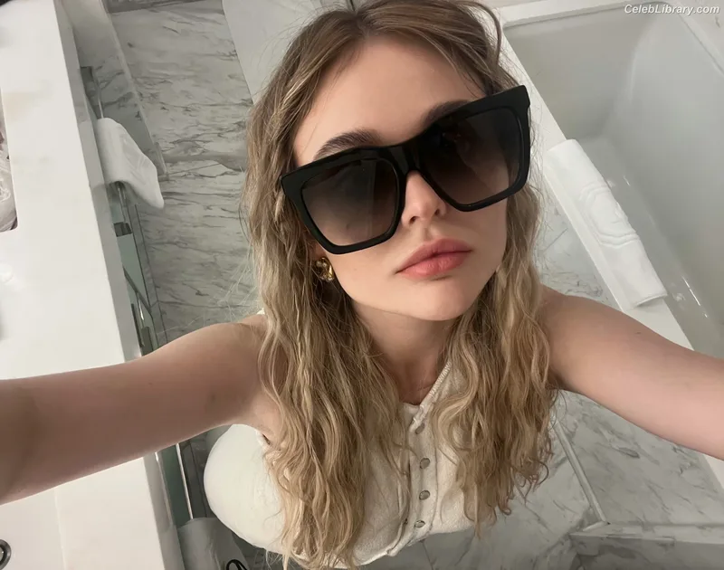 Emily Alyn Lind photo 3 of 325