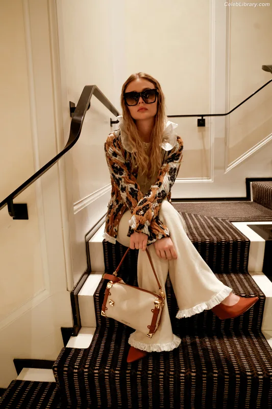 Emily Alyn Lind photo 7 of 325