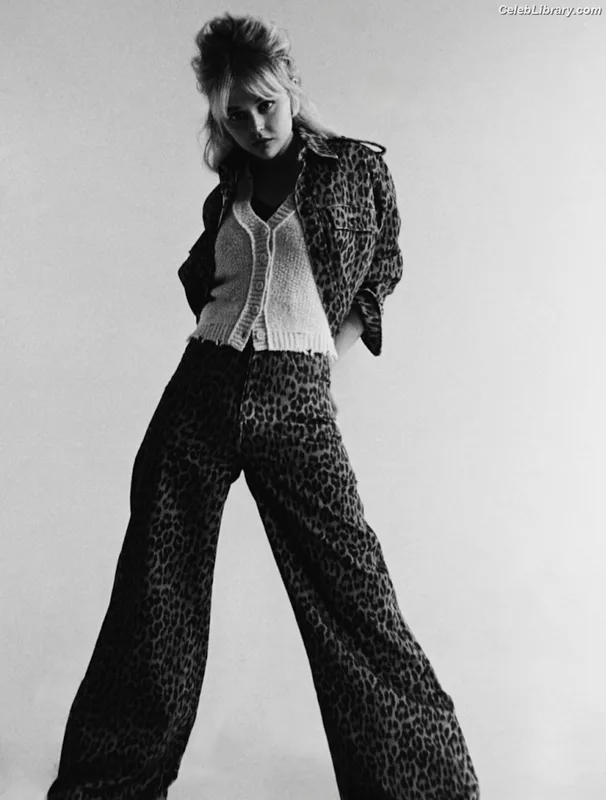Emily Alyn Lind photo 16 of 325