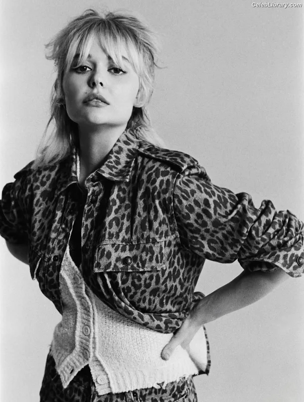 Emily Alyn Lind photo 17 of 325