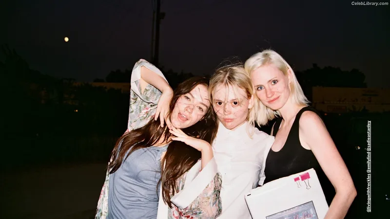 Emily Alyn Lind photo 19 of 325