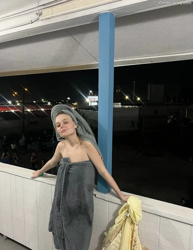 Emily Alyn Lind photo 20 of 325