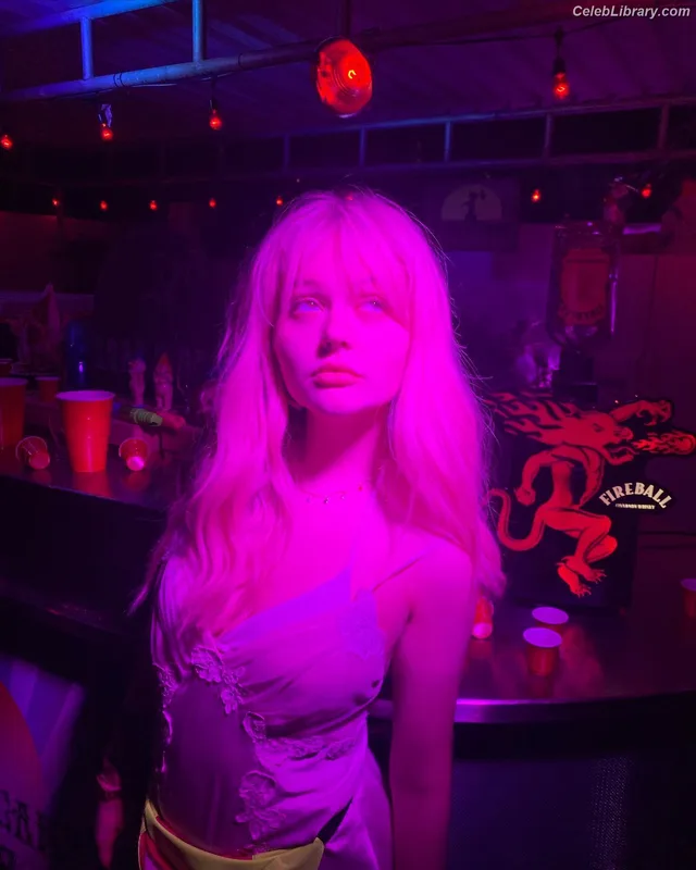 Emily Alyn Lind photo 1 of 325
