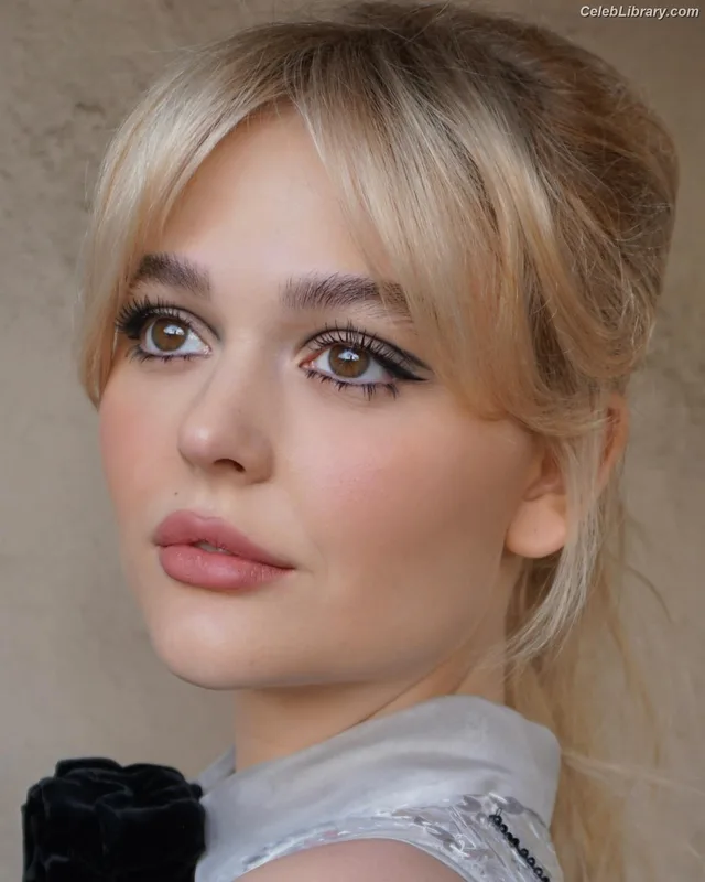 Emily Alyn Lind photo 2 of 325
