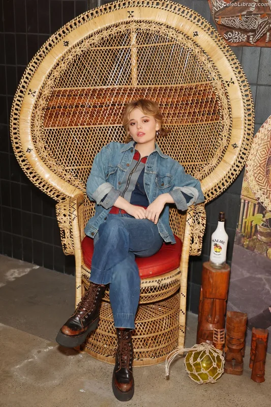 Emily Alyn Lind photo 8 of 325