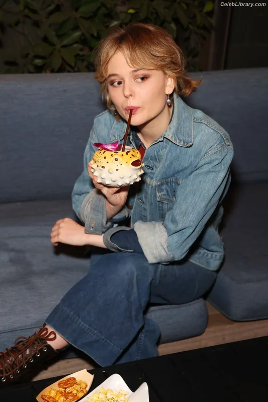 Emily Alyn Lind photo 9 of 325
