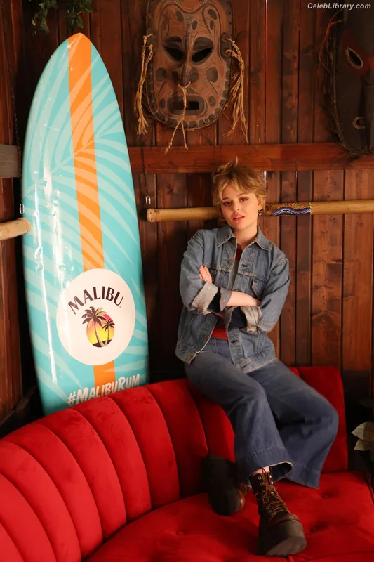 Emily Alyn Lind photo 12 of 325