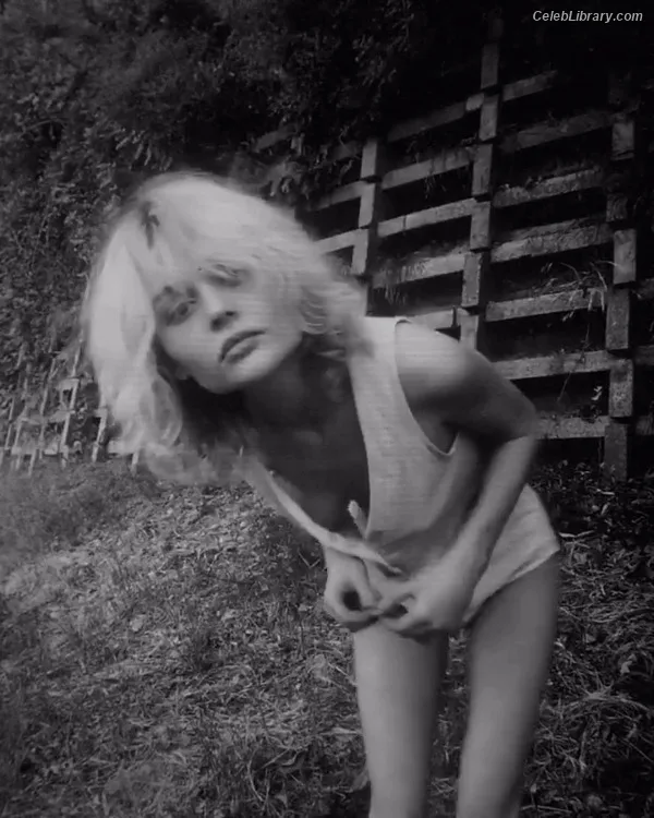 Emily Alyn Lind photo 14 of 325