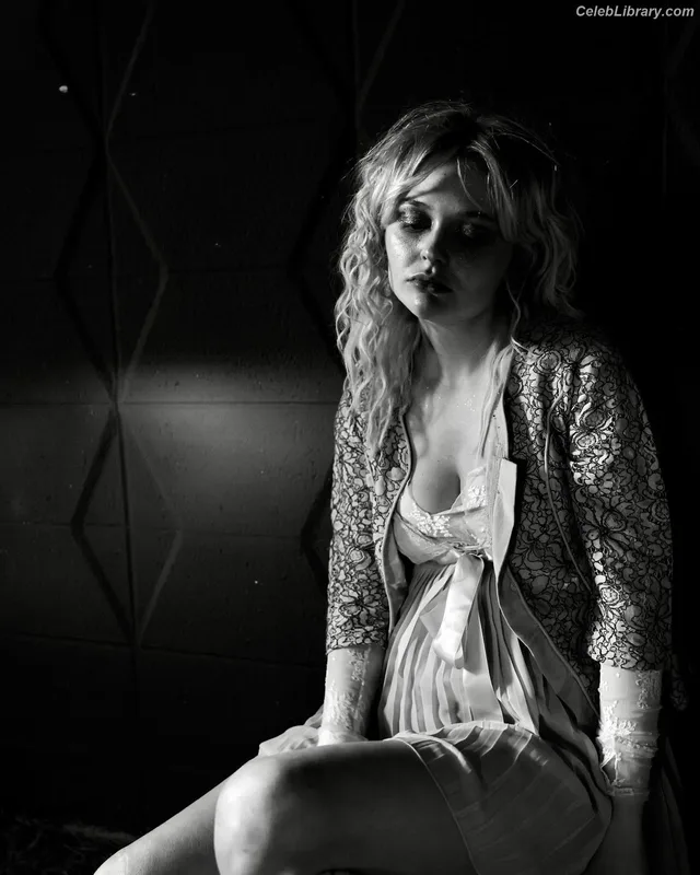 Emily Alyn Lind photo 15 of 325