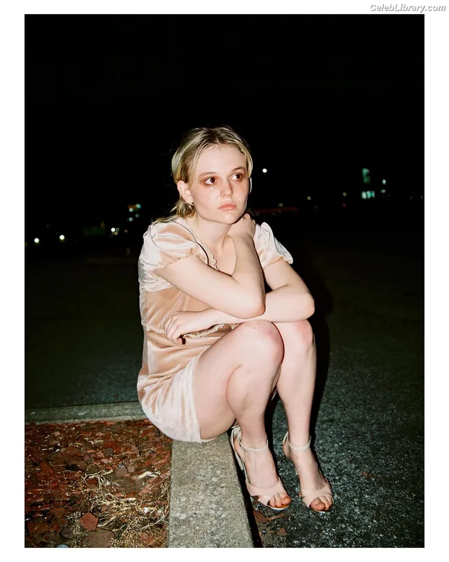 Emily Alyn Lind photo 16 of 325