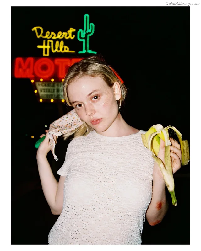 Emily Alyn Lind photo 17 of 325