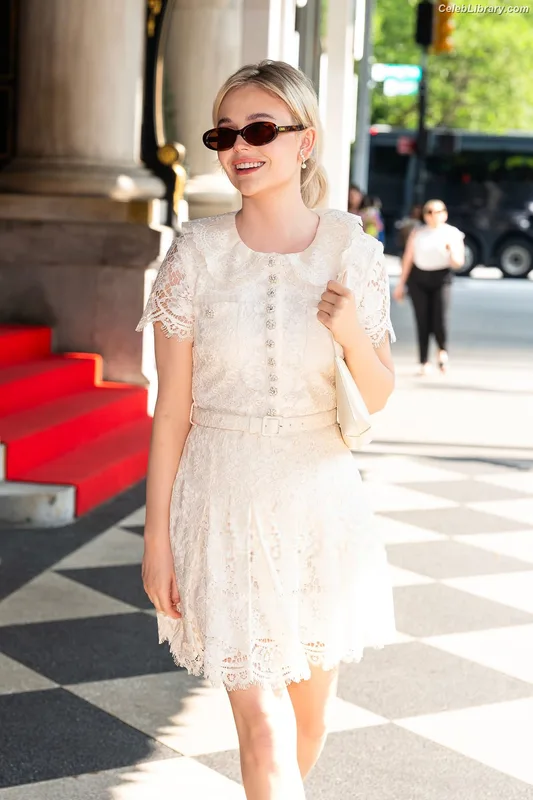Emily Alyn Lind photo 2 of 325