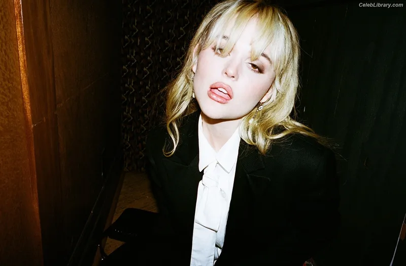 Emily Alyn Lind photo 3 of 325