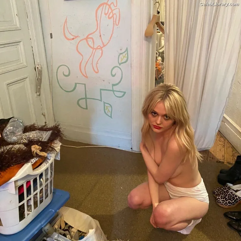Emily Alyn Lind photo 9 of 325