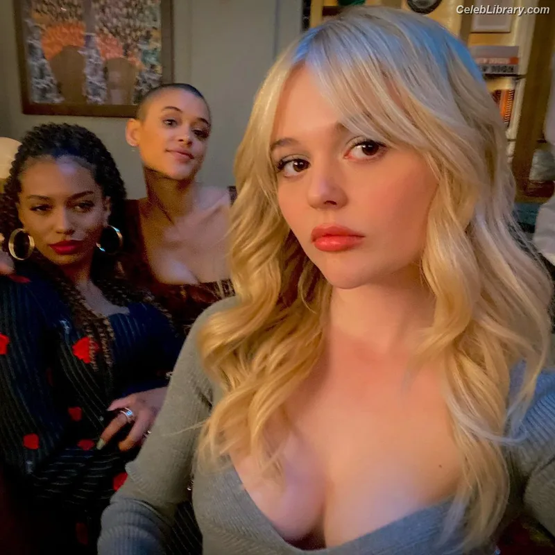 Emily Alyn Lind photo 11 of 325