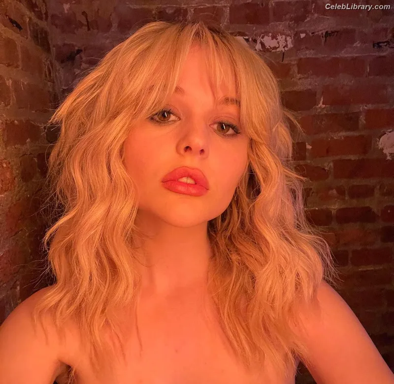 Emily Alyn Lind photo 13 of 325
