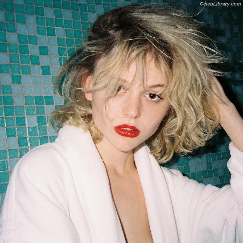 Emily Alyn Lind photo 15 of 325