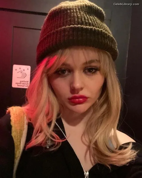 Emily Alyn Lind photo 16 of 325