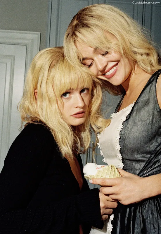 Emily Alyn Lind photo 7 of 325